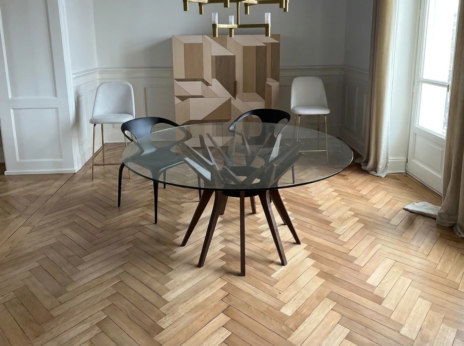 Salle à manger élégante avec parquet en point de Hongrie