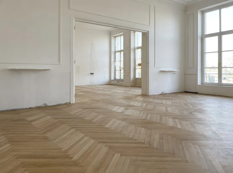 Appartement vide en cours de rénovation, style haussmannien