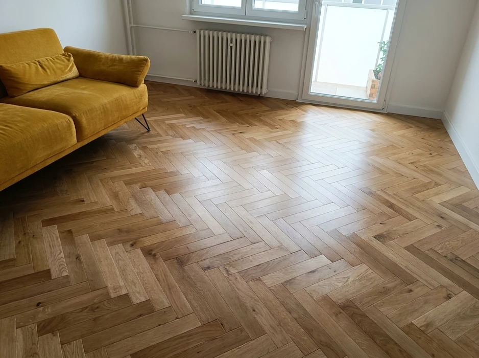Salon lumineux avec parquet en chêne massif posé en chevrons classiques