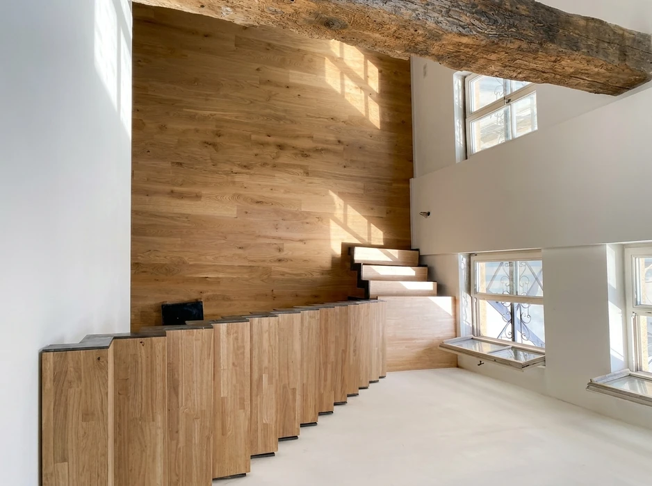 Intérieur contemporain à double hauteur, escalier en bois de chêne massif avec contremarches métalliques noires