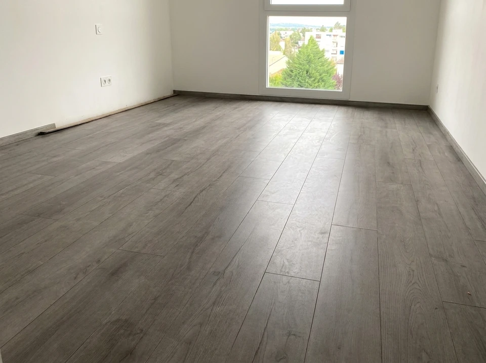 Intérieur d'un magasin de revêtements de sol avec exposition de tapis et moquettes