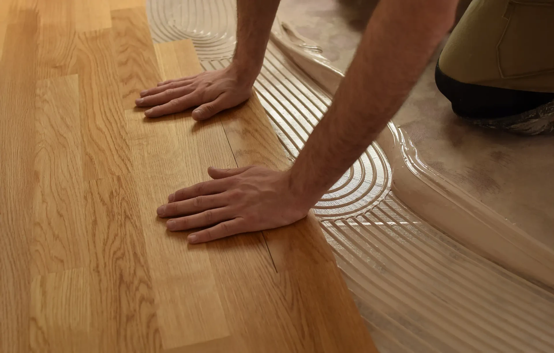Planches de bois naturel empilées en quinconce, présentant un grain apparent et une teinte blonde uniforme