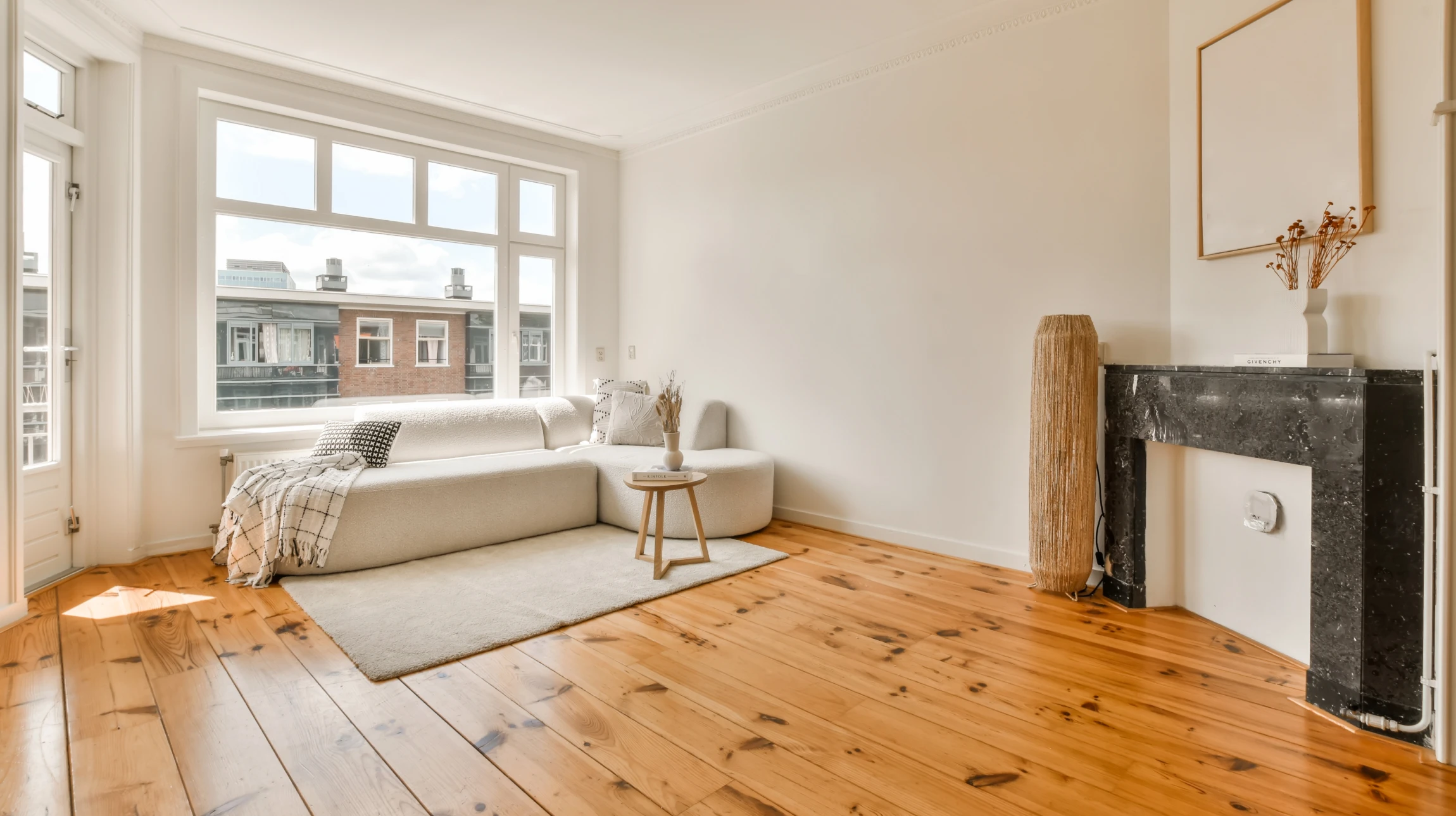 Plancher en bois massif avec motif parquet à bâtons rompus ou chevrons, assemblage géométrique dans caisson carré
