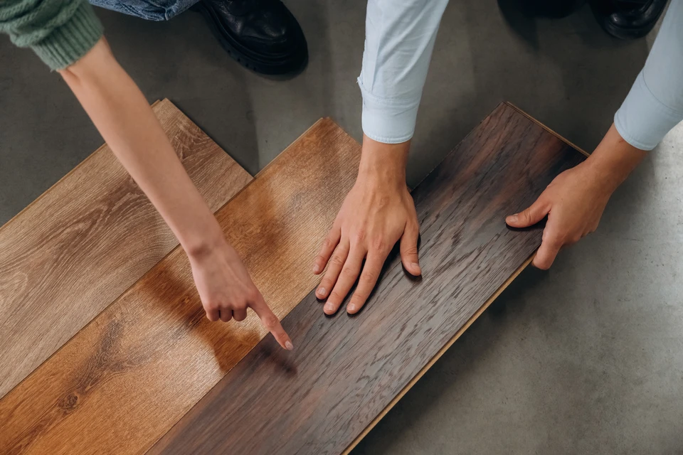 Planches de bois naturel empilées en quinconce, présentant un grain apparent et une teinte blonde uniforme