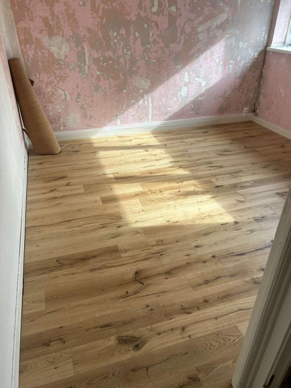 Pose de parquet collé à Toul pour Eiffage Construction : L’Atelier des sols et fils en renfort