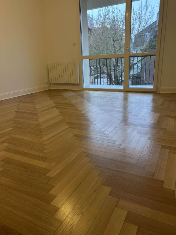 Ponçage et vitrification d’un parquet massif en bâton rompu à Thionville